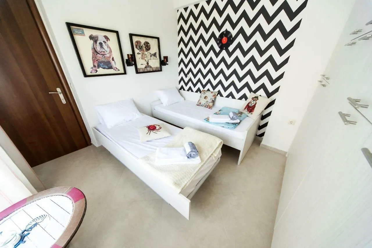 Villa Alina Hanioti 0*,